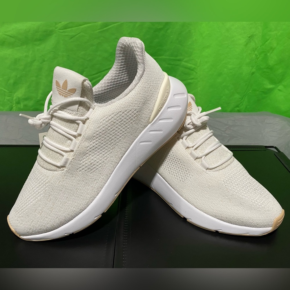 Women’s adidas swift run 2022 decon size 6.5 youth women size 8.5 *BRAND NEW*